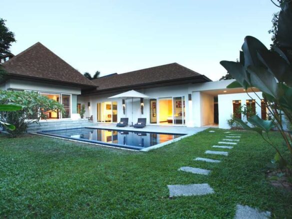 Phuket | 3 Bedrooms Villa for Sale in Nai Harn ID.22RW3123