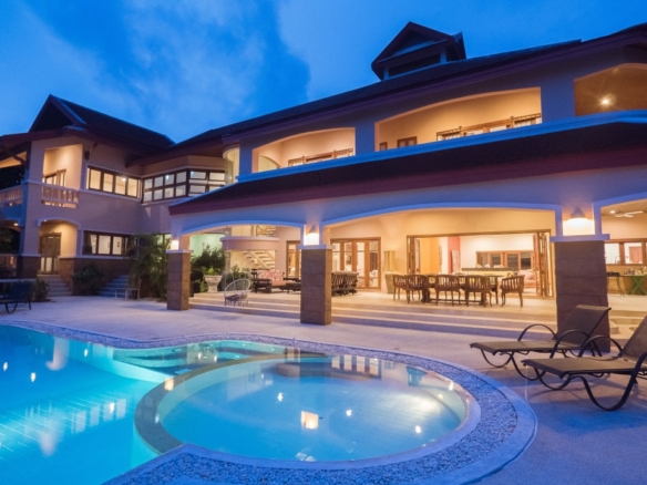 Phuket | 6-Bedrooms Thai Mansion in Naiharn ID.24NH6106