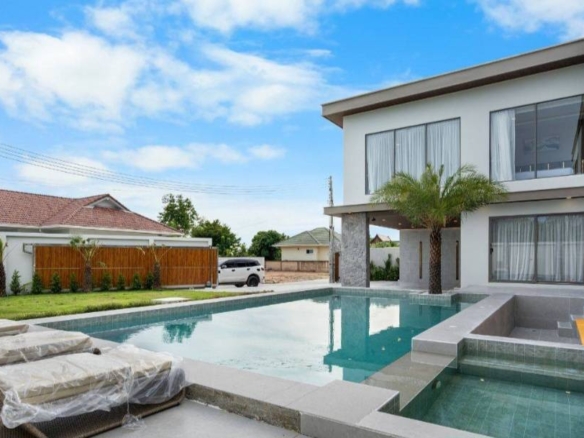 Pattaya | 7 Bedroom Pool villa for Sale ID.24PAT7101