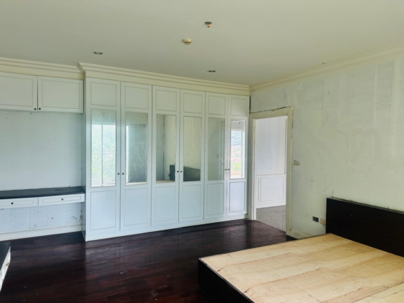 Spacious 3-Bedroom Condo, 157 sqm – Prime Location Near Central Phuket