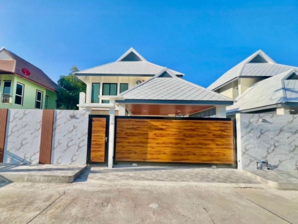 Spacious 3-Bedroom House with Private Pool for Sale in Chalong – Perfect Location, Exceptional Value!