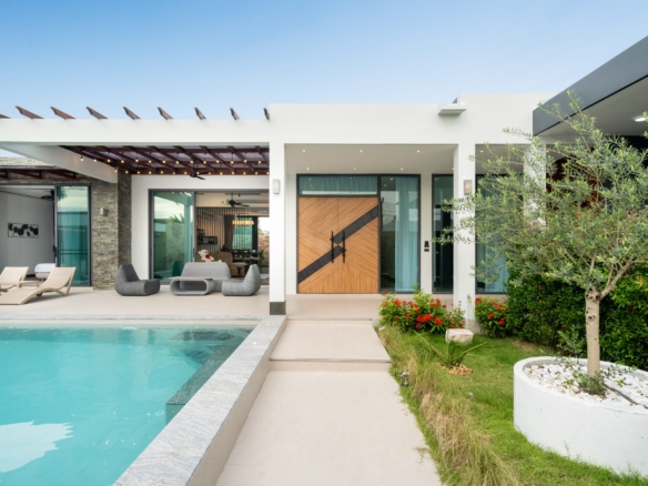 Phuket | 3-Bedroom Pool Villa with Pool Bar in Ban Don