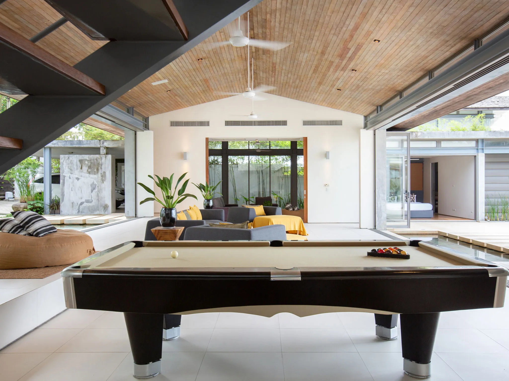 VillaAmarelo_19_PoolTable